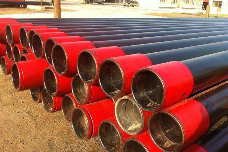 石油套管是一種大口徑管材，起到固定石油和天然氣油井壁或井孔的作用